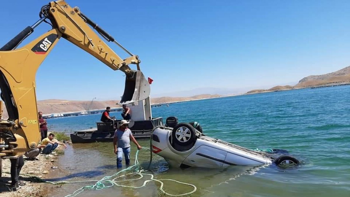 El frenini çekmeyi unutunca yeni aldığı aracı baraja gömüldü