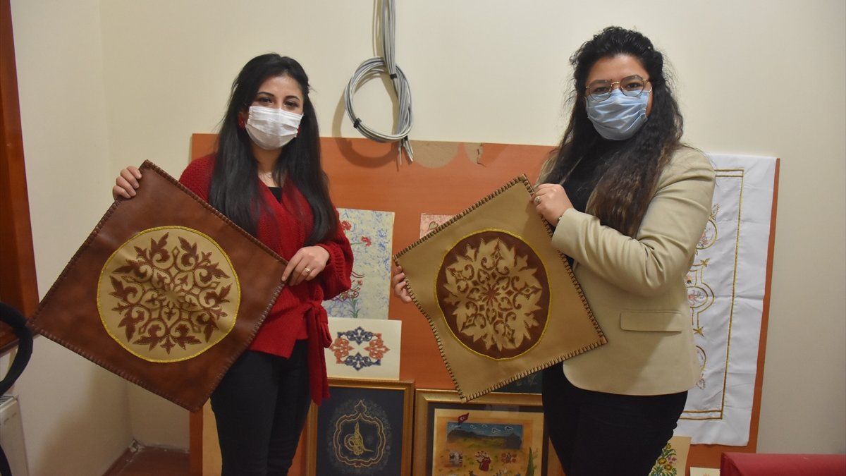 El sanatları eğitmeni, binbir emek verip motifle süslediği köseleyi aksesuara dönüştürüyor