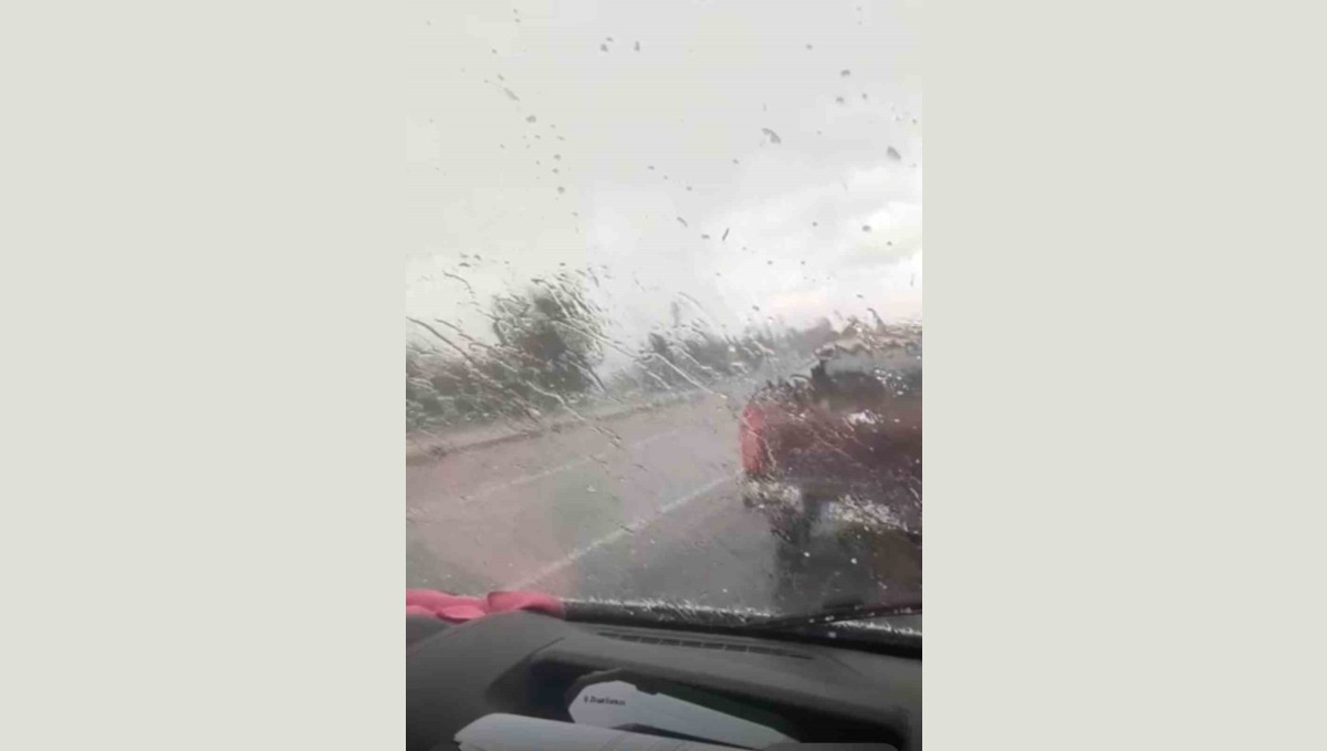 Elazığ'a kış geri geldi, dolu ve sağanak etkili oldu