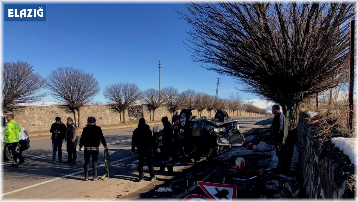 Elazığ ağaca çarpan hafif ticari araç ters döndü: 2 yaralı