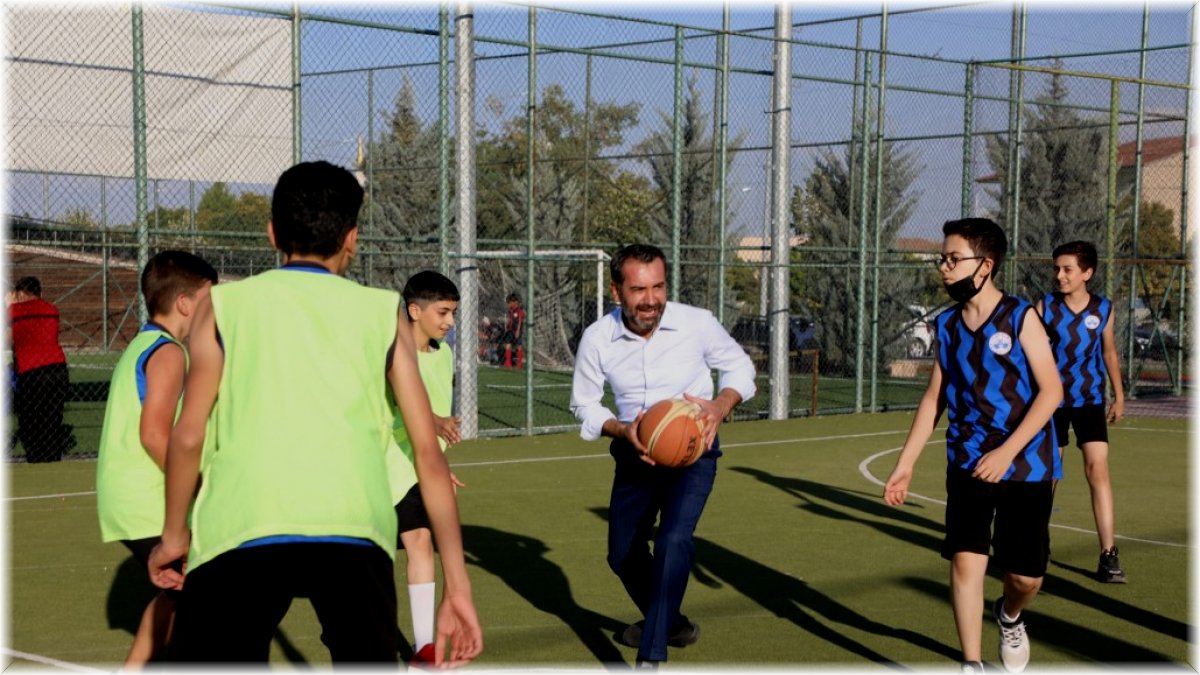 Elazığ Belediye Başkanı Şerifoğulları miniklerle maç yaptı