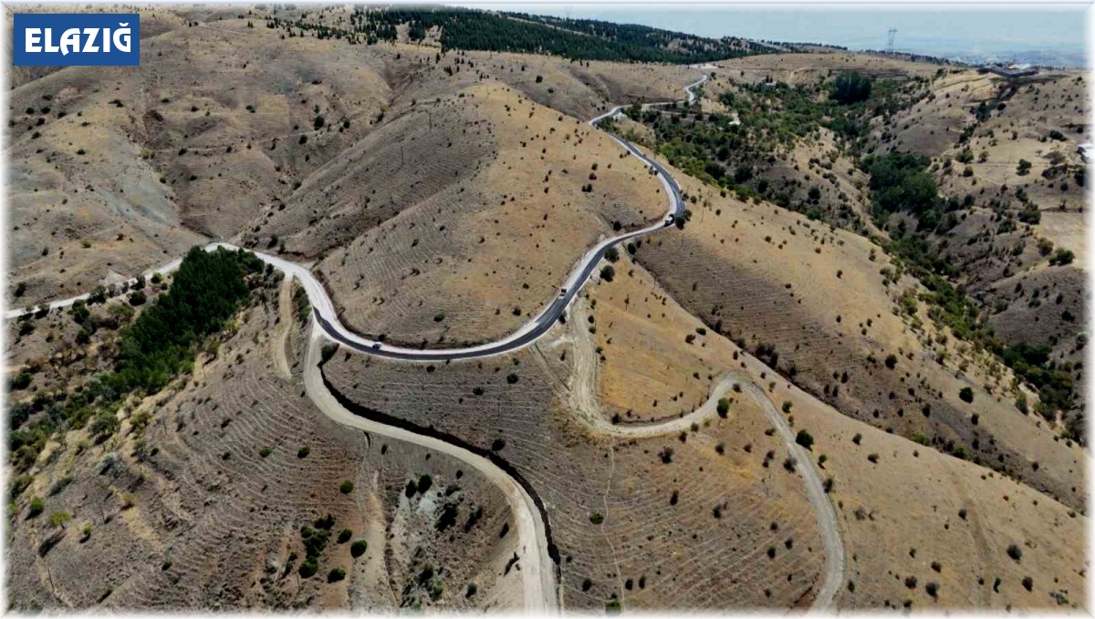 Elazığ Belediyesi, 8 mahallede sathi kaplama yol yapım çalışması gerçekleştiriyor