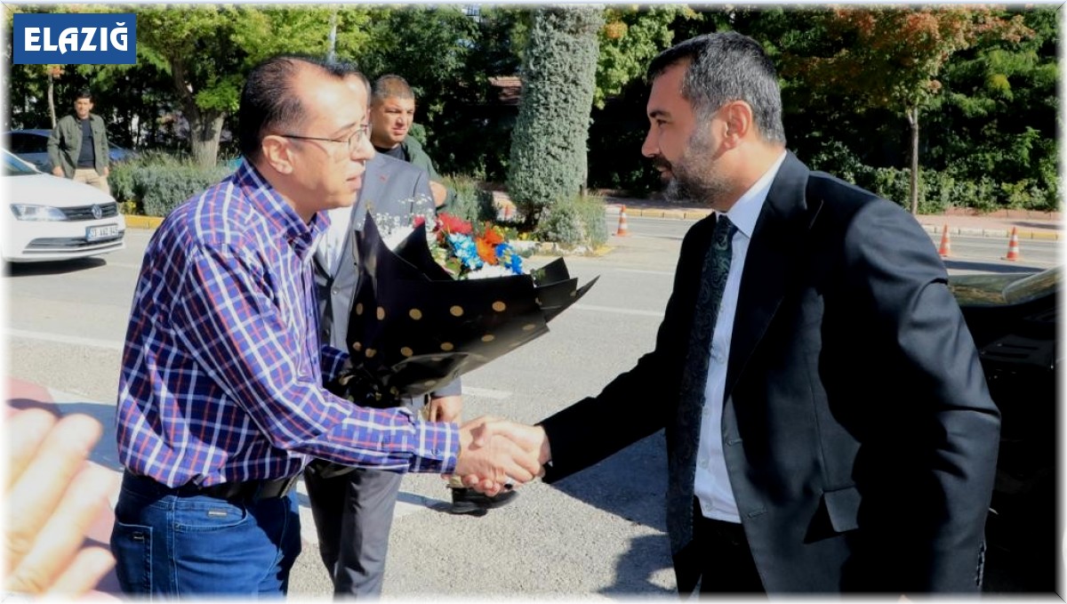 Elazığ Belediyesi çalışanlara yüzde 45 zam yaptı, Başkan Şerifoğulları kapıda çiçeklerle karşılandı