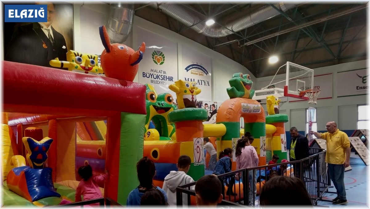 Elazığ Belediyesi, depremden etkilenen çocukları yalnız bırakmıyor