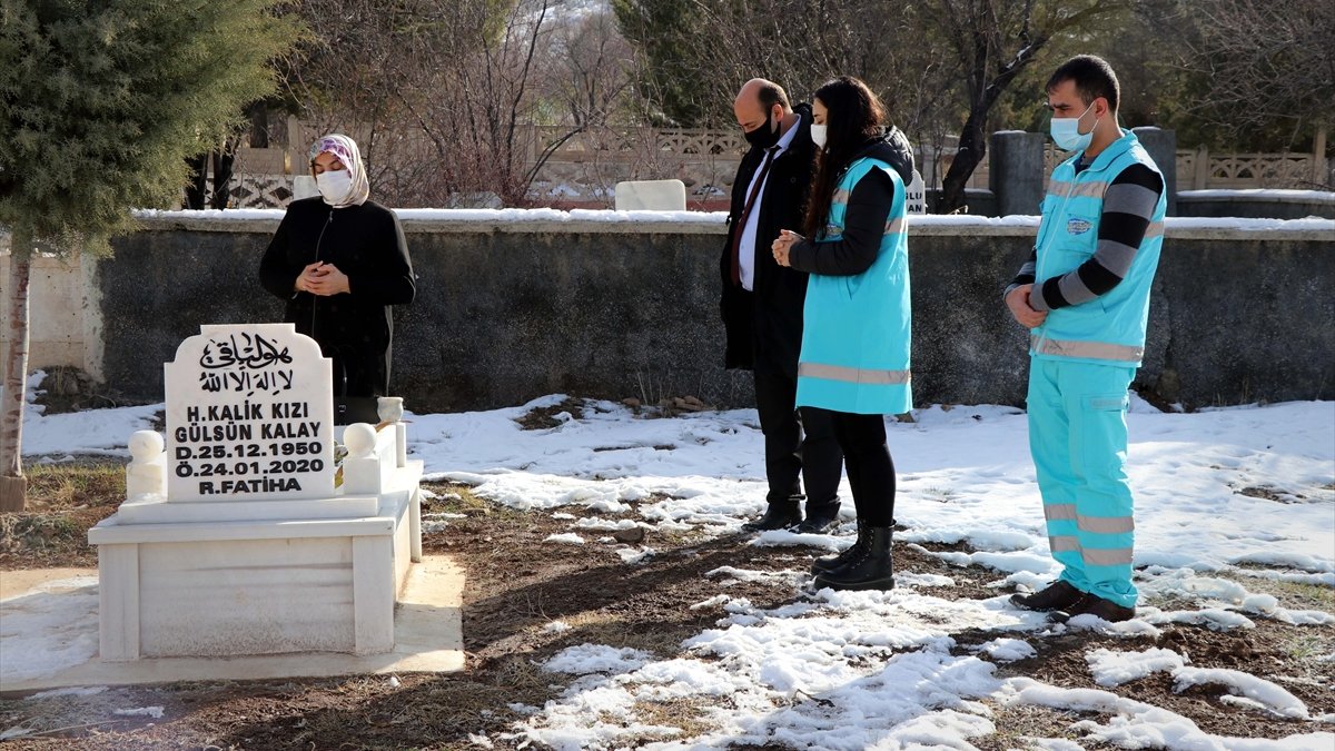 Elazığ Belediyesi engelli depremzedenin annesinin kabir ziyareti talebini yerine getirdi