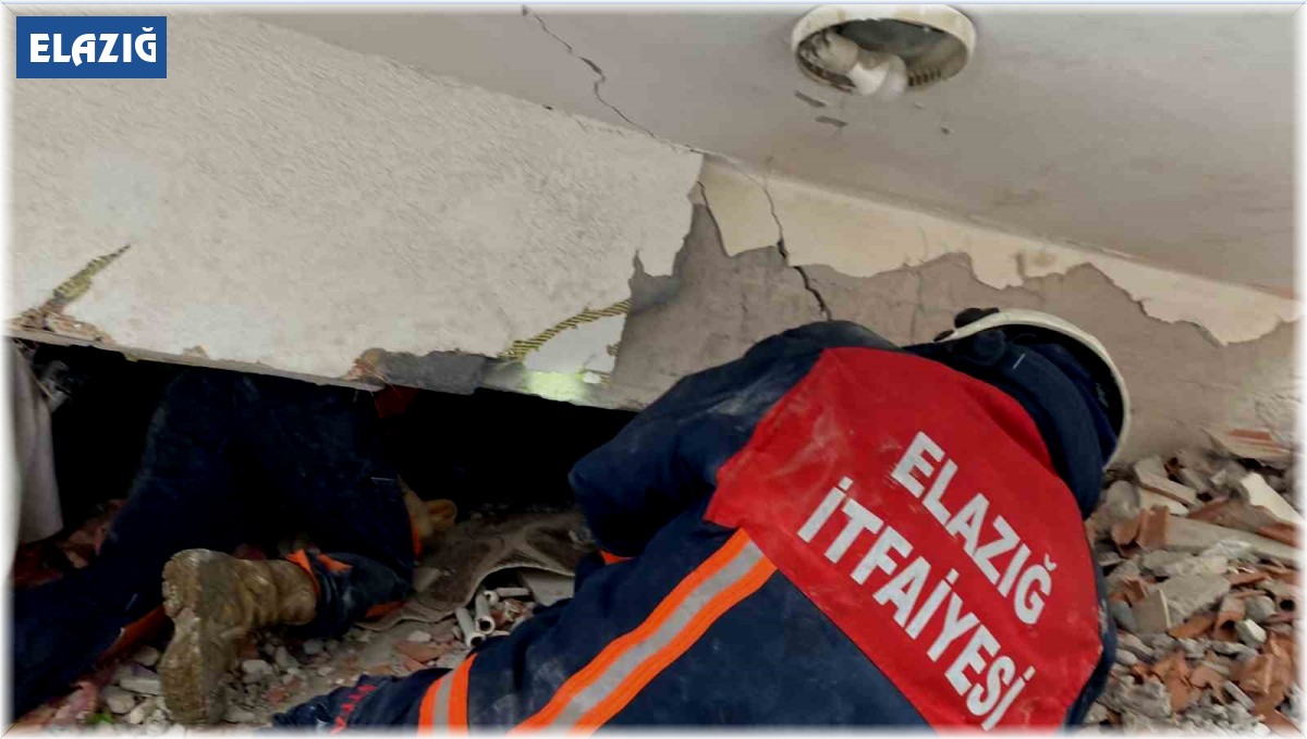 Elazığ Belediyesi itfaiye ekipleri, deprem bölgesinde