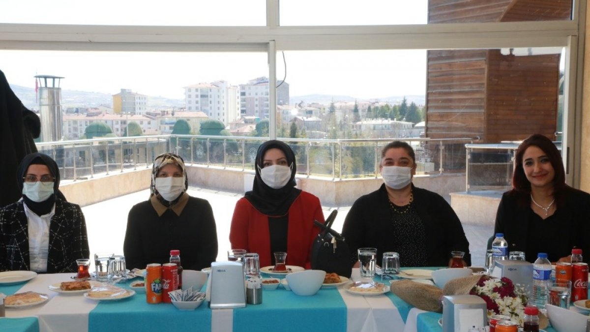 Elazığ belediyesi kadın meclisi, sağlık çalışanlarını ağırladı