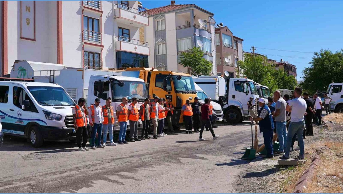 Elazığ Belediyesi, kentin dört bir yanında temizlik çalışmasına devam ediyor