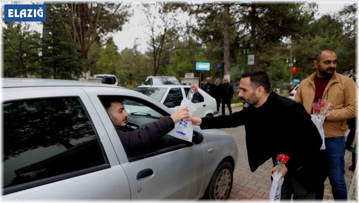 Elazığ Belediyesi, mezarlığa gelen vatandaşlara ikramda bulundu