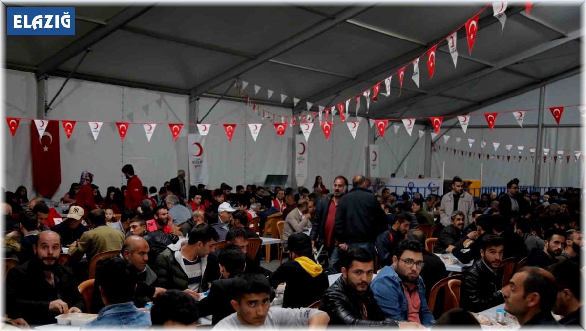 Elazığ Belediyesi'nden bin kişilik iftar sofrası