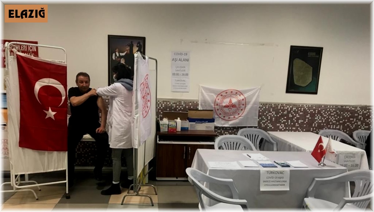 Elazığ Belediyesi ve adliye binasında aşı standı kuruldu