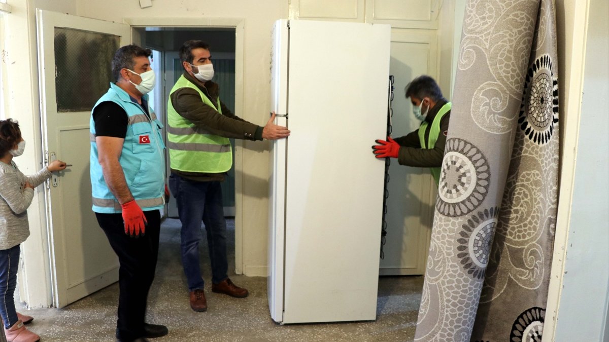 Elazığ Belediyesi, yaptığı yardımlarla ihtiyaç sahibi ailelerin yüzünü güldürüyor