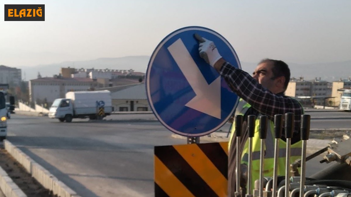 Elazığ Belediyesi yön levhalarını yeniliyor