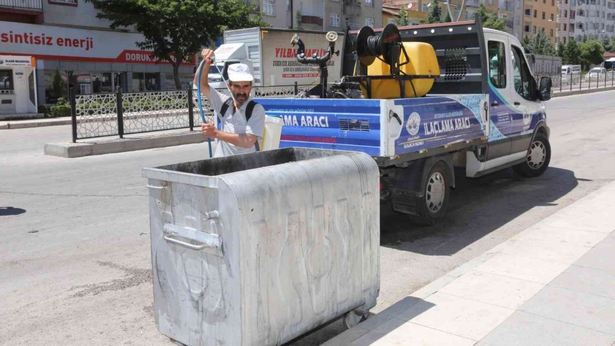 Elazığ Belediyesinden bayram sonrası temizlik ve ilaçlama çalışması