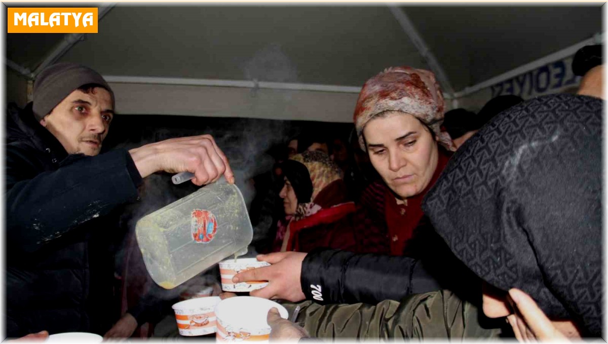 Elazığ Belediyesinden Malatyalı depremzedelere sıcak çorba ikramı