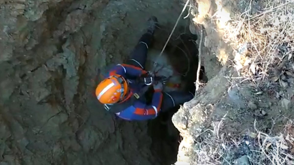 Elazığ'da 10 metrelik su kuyusuna düşen keçi kurtarıldı