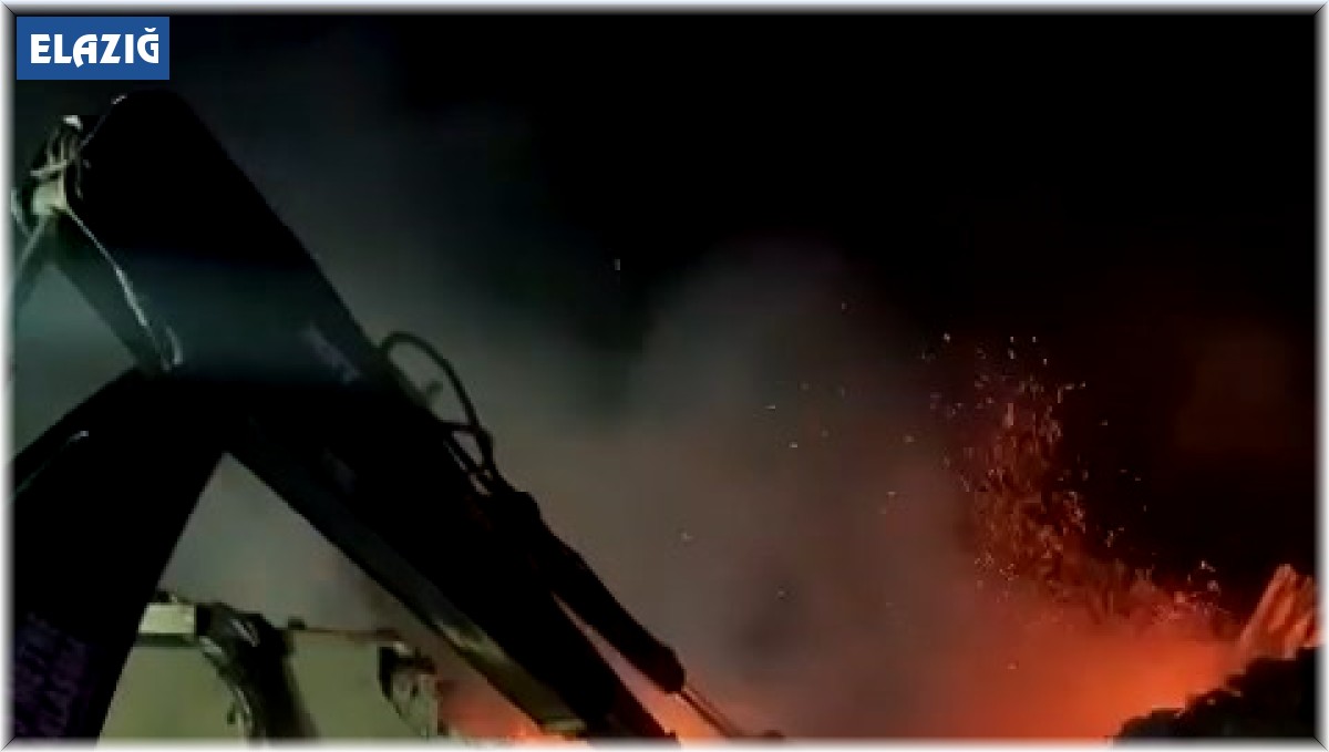 Elazığ'da 100 ton saman ve arpa kül oldu