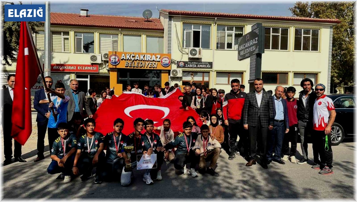 Elazığ'da '100. yılında Cumhuriyet' yarışmasında dereceye giren öğrencileri ödüllendirdi