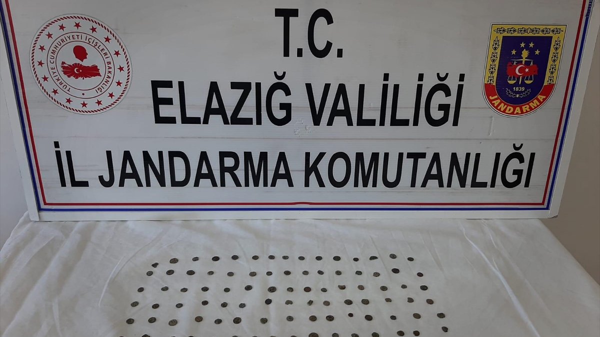 Elazığ'da 103 sikke ve bronz objeyi satmak isteyen kişi yakalandı