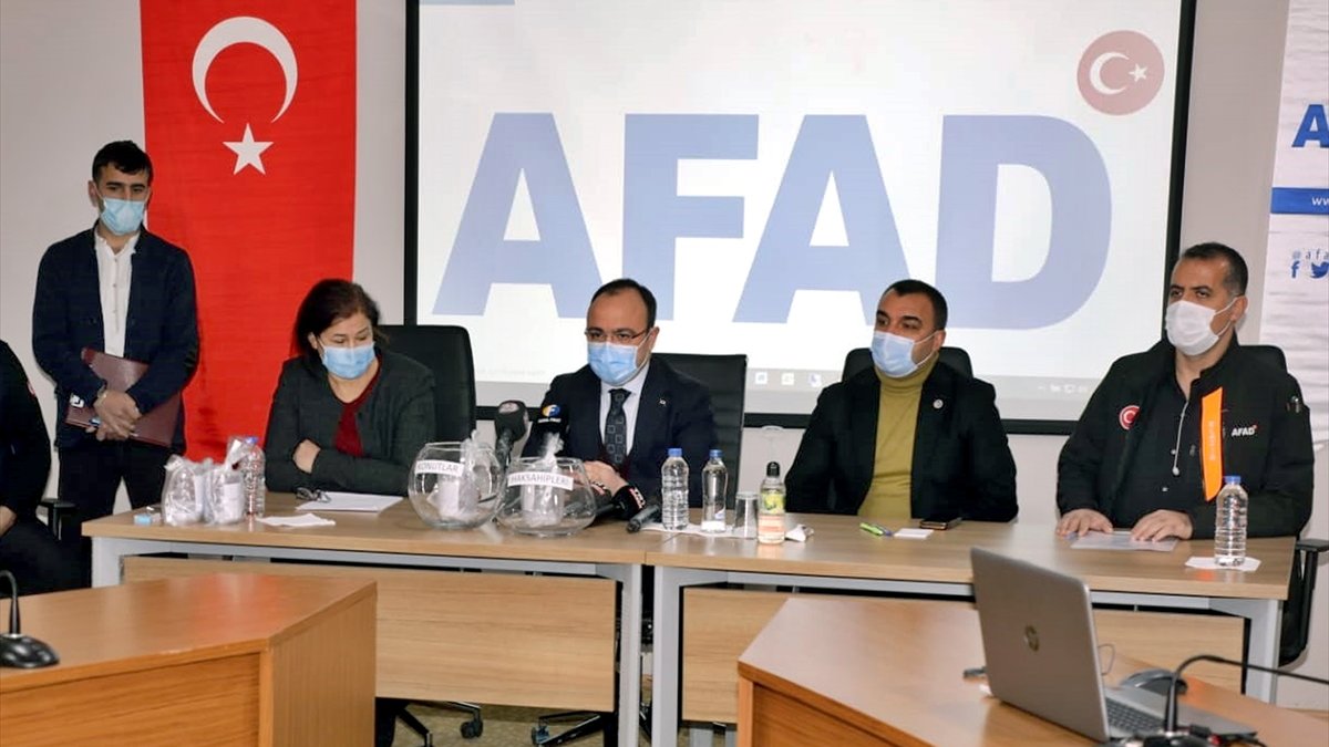 Elazığ'da 111 deprem konutu için kura çekildi