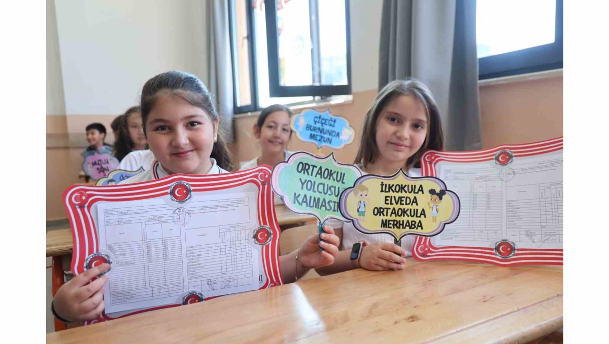 Elazığ'da 122 bin öğrenci karne heyecanı yaşadı