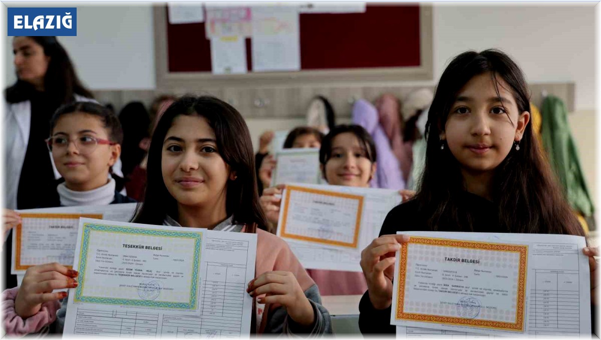 Elazığ'da 133 bin öğrenci karne heyecanı yaşadı