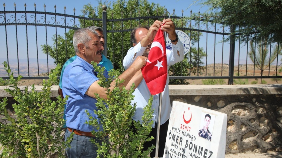 Elazığ'da 15 Temmuz öncesi şehit mezarlıkları temizlendi