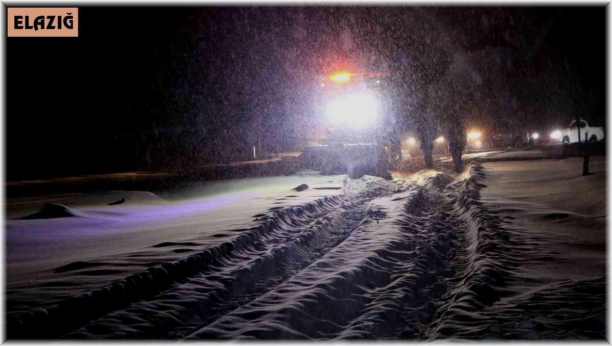 Elazığ'da, 150 personel ve 64 araçla yol açma çalışmaları sürüyor