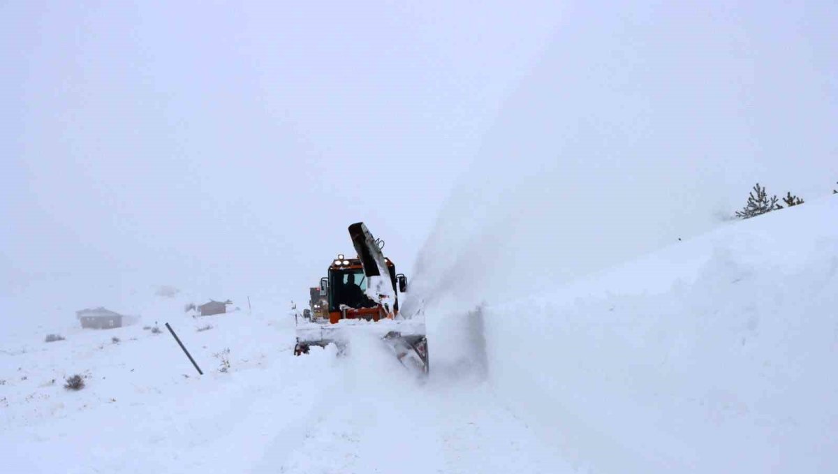 Elazığ'da 298 köy yolu açıldı, 25'inde çalışmalar sürüyor