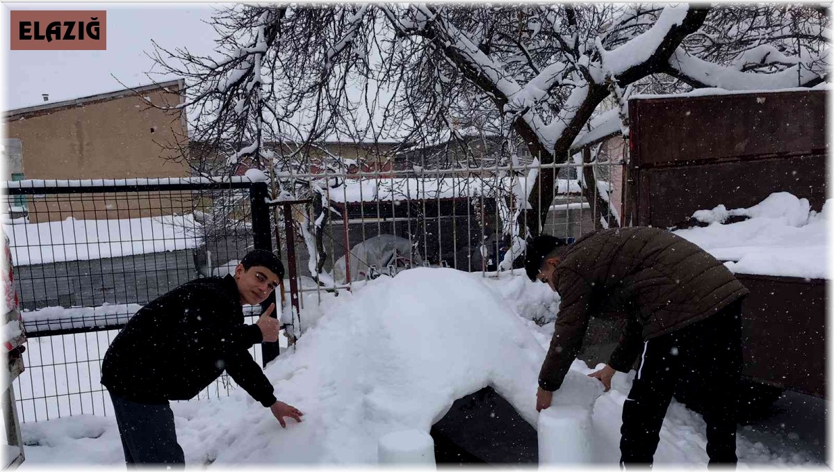 Elazığ'da 3 arkadaş kardan ev yapıp içinde vakit geçirdi