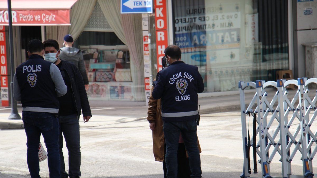 Elazığ'da 3 cadde araç trafiğine kapatıldı, yayalara sosyal mesafe olanağı sağlandı