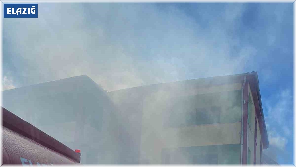 Elazığ'da 3 katlı binada korkutan yangın