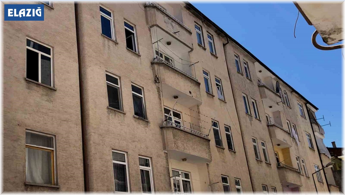 Elazığ'da 3'üncü kattan düşen çocuk yaralandı