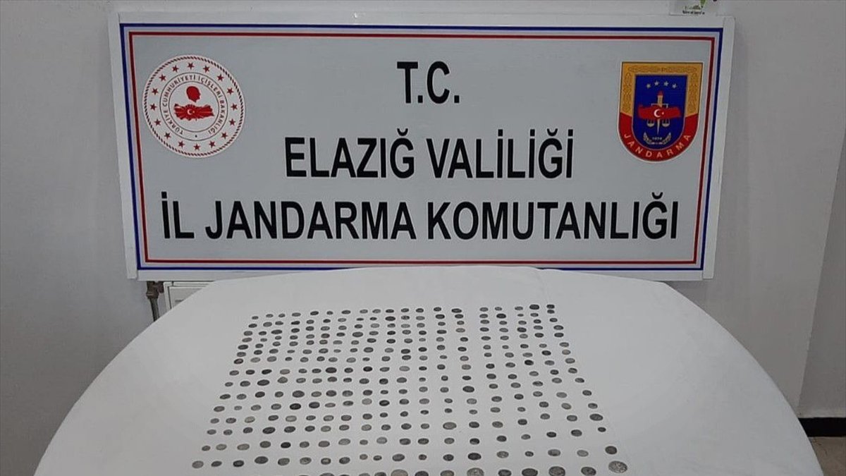 Elazığ'da 325 tarihi sikkeyi jandarmaya satmaya çalışan 5 zanlı yakalandı