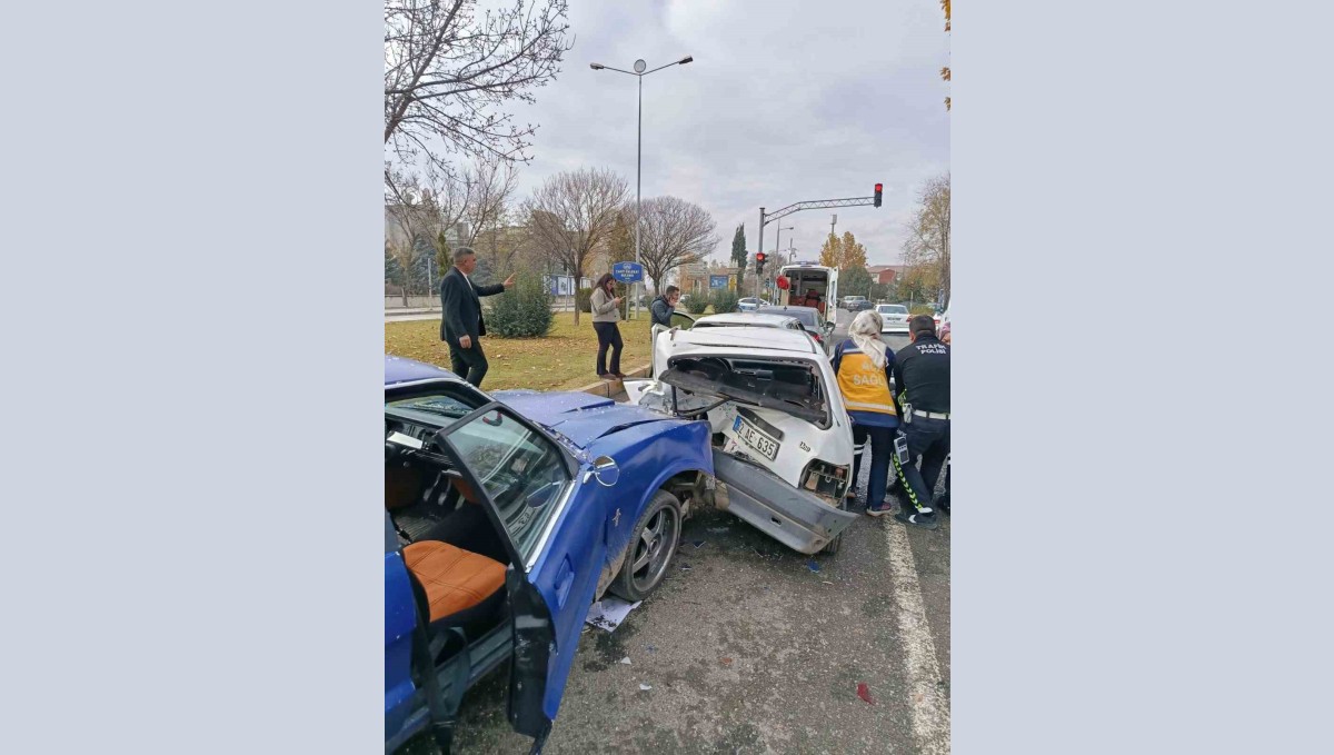 Elazığ'da 4 araçlı zincirleme kaza: 1 yaralı