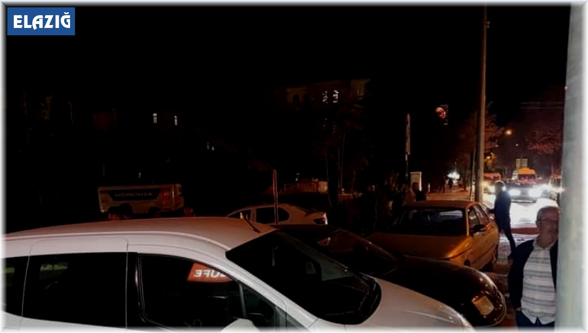 Elazığ'da 4 araçlı zincirleme kaza: Savrulan aracın çarptığı yaya ağır yaralandı