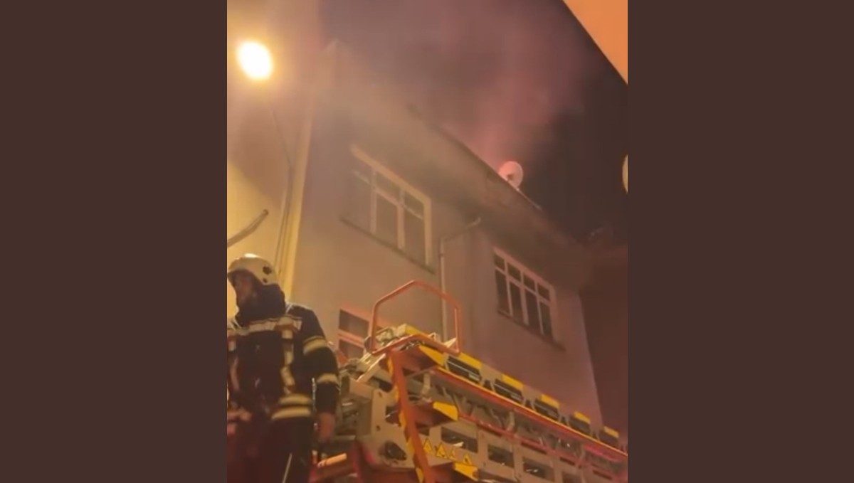 Elazığ'da 4 katlı apartmanda yangın paniği