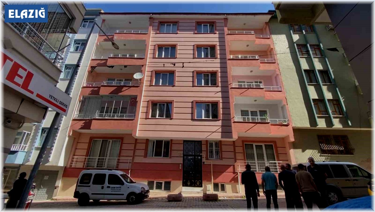 Elazığ'da 4. kattan park halindeki otomobilin üzerine düşen kadın hayatını kaybetti