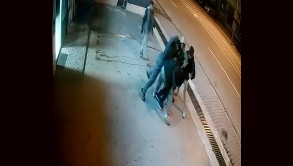 Elazığ'da 4 kişi 1 kişiye saldırdı: Hırsını alamayan saldırganlardan biri şahsın kulağı ısırarak kopardı