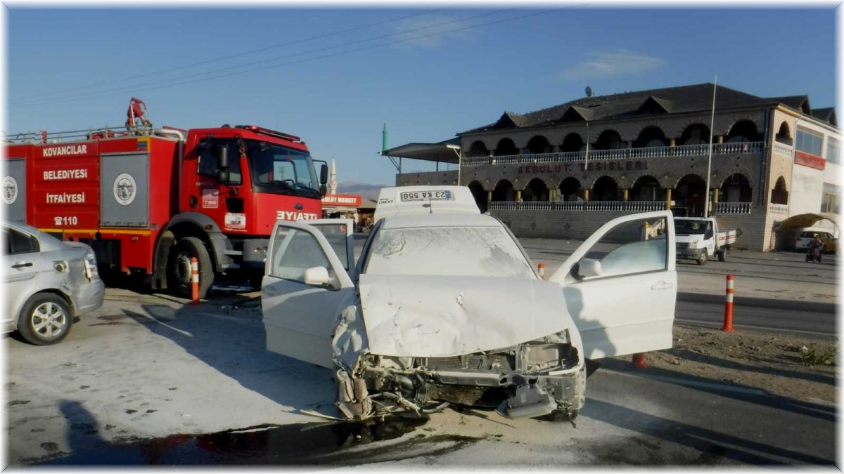 Elazığ'da 4 kişinin yaralandığı trafik kazası kameralara yansıdı