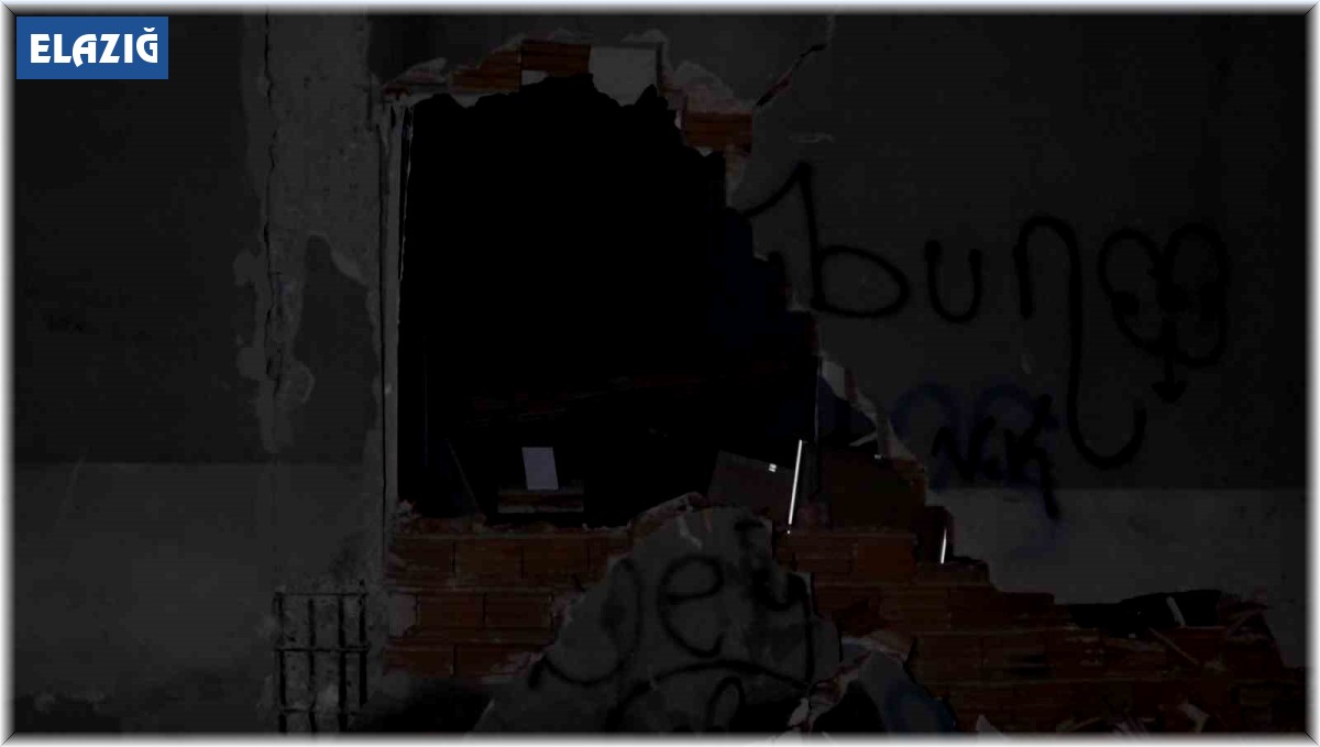 Elazığ'da 9 katlı binanın duvarları yıkıldı