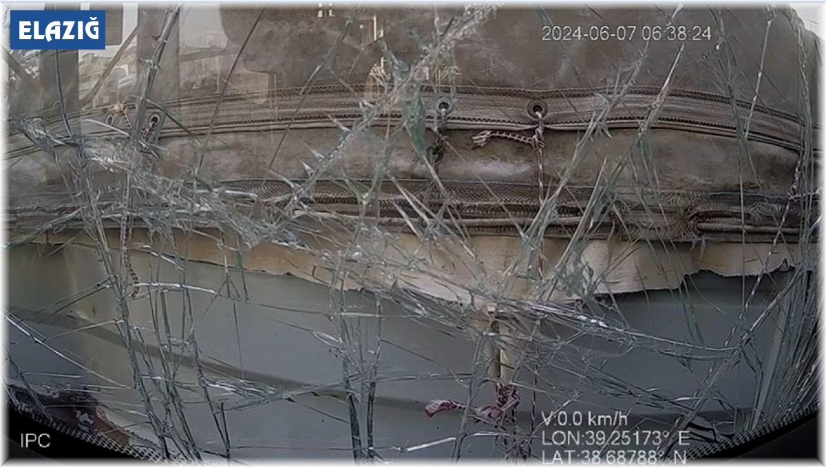 Elazığ'da 9 kişinin yaralandığı kaza güvenlik kamerasına yansıdı