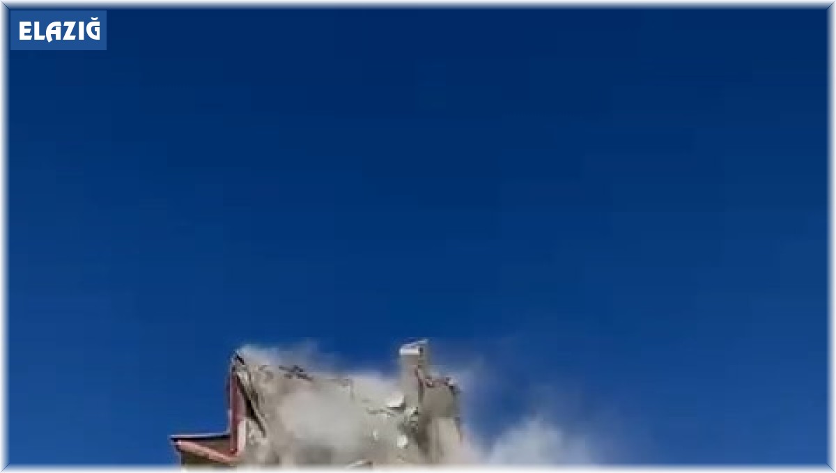 Elazığ'da ağır hasarlı bina, tek dokunuşla yerle bir oldu
