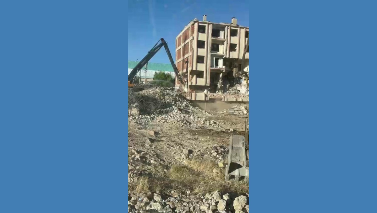 Elazığ'da ağır hasarlı bina tek dokunuşla yıkıldı