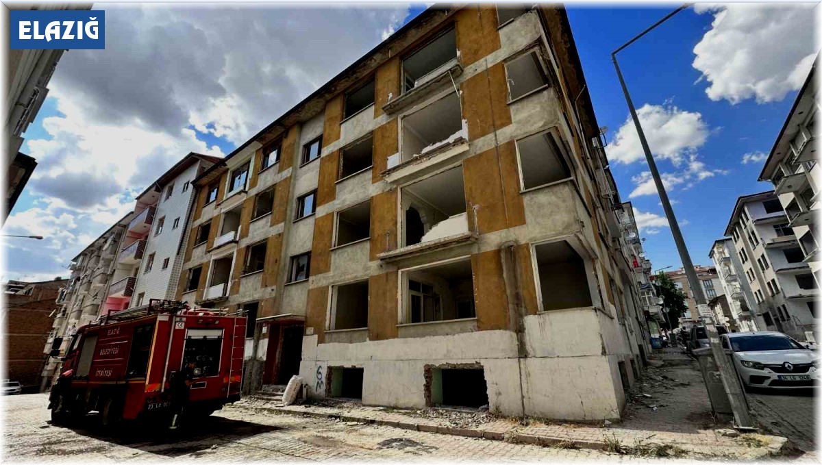 Elazığ'da ağır hasarlı binada korkutan yangın