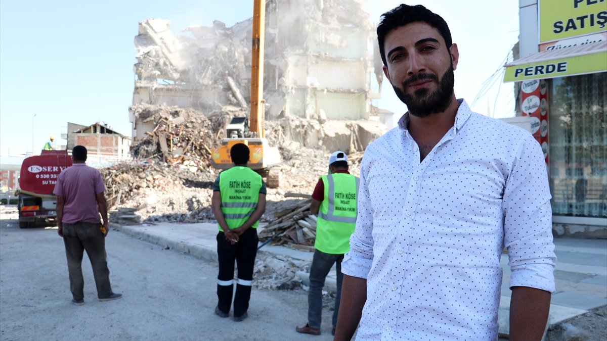 Elazığ'da ağır hasarlı binada mahsur kalan kedi ve 2 yavrusu kurtarıldı