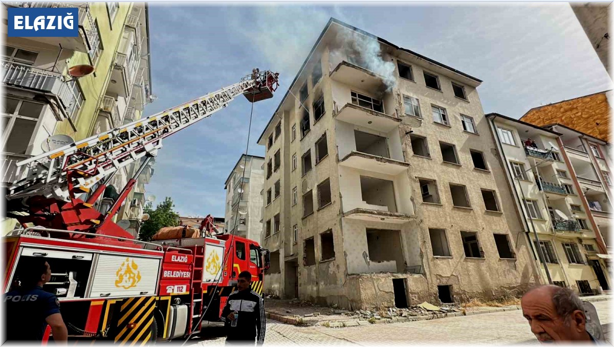Elazığ'da ağır hasarlı binada yangın