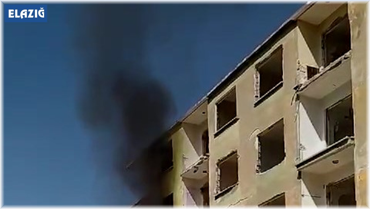 Elazığ'da ağır hasarlı binada yangın