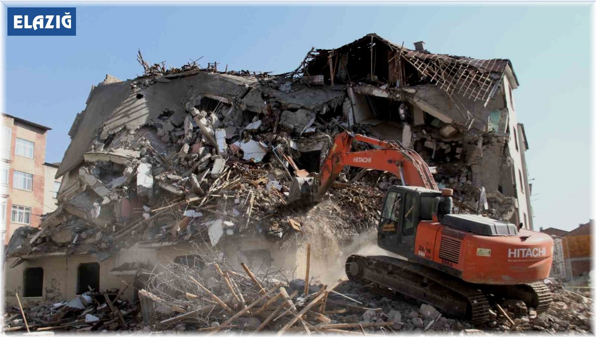 Elazığ'da ağır hasarlı binaların yıkımı devam ediyor