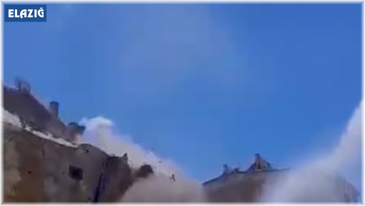 Elazığ'da ağır hasarlı binaların yıkımı sürüyor